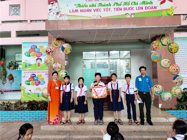 Khen thưởng các lớp đạt thành tích Hội thi Nghi thức Đội